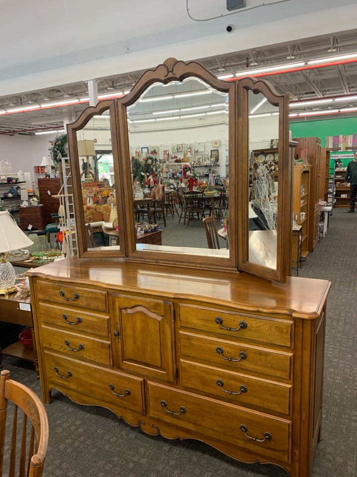 ETHAN ELLEN COUNTRY FRENCH LARGE DRESSER W/ 6 DRAWERS W/ CABINET LARGE MIRROR.