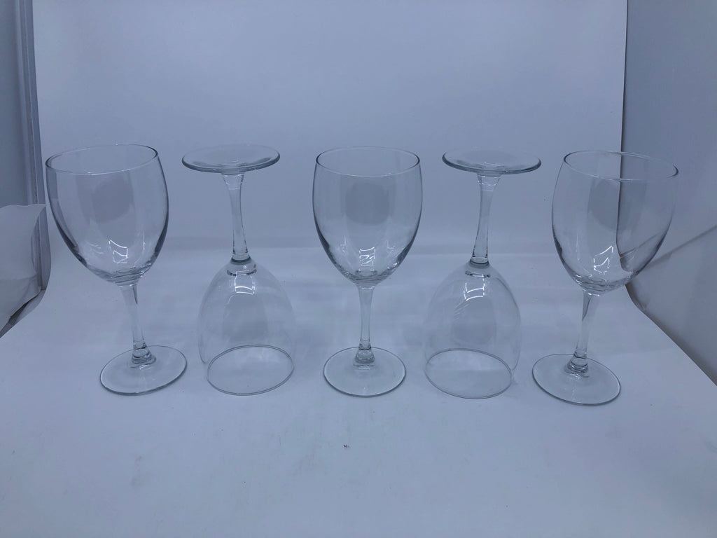 5 CLEAR GLASS WINE GLASSES.