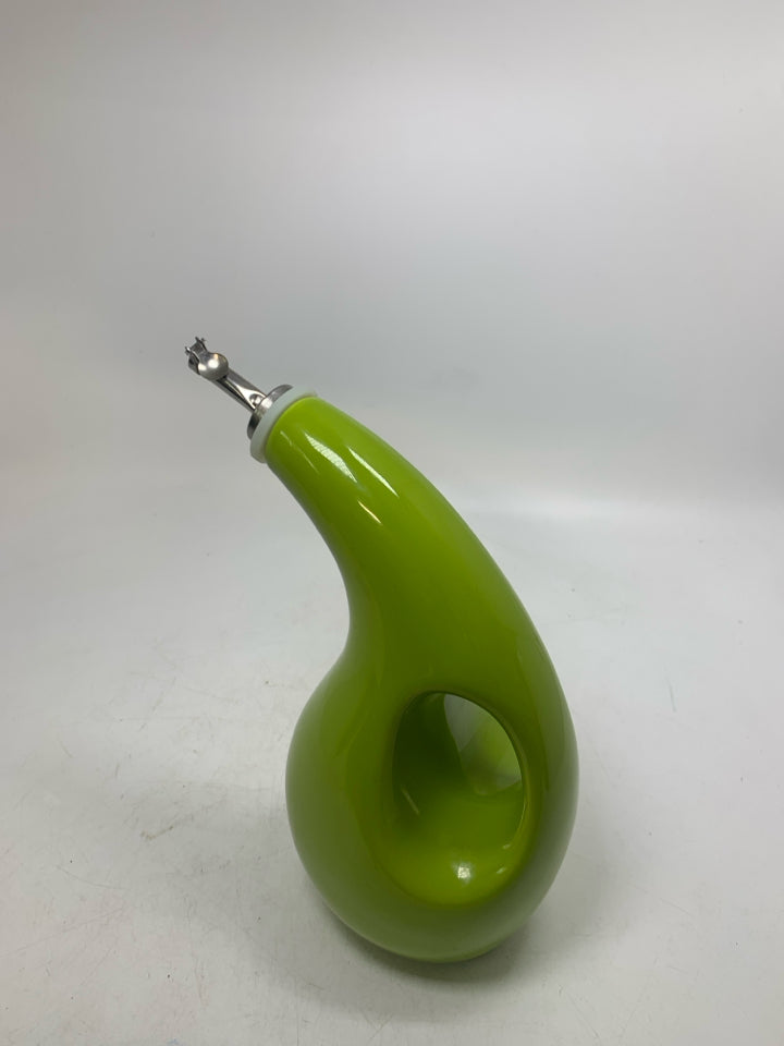 CERAMIC OIL DISPENSER W/ HANDLE.