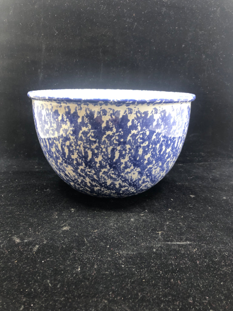 BLUE AND WHITE SPONGED BOWL.