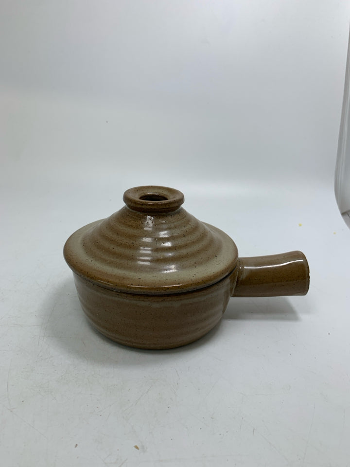 TAN SPECKLED FRENCH ONION SOUP BOWL W/ HANDLE & LID.