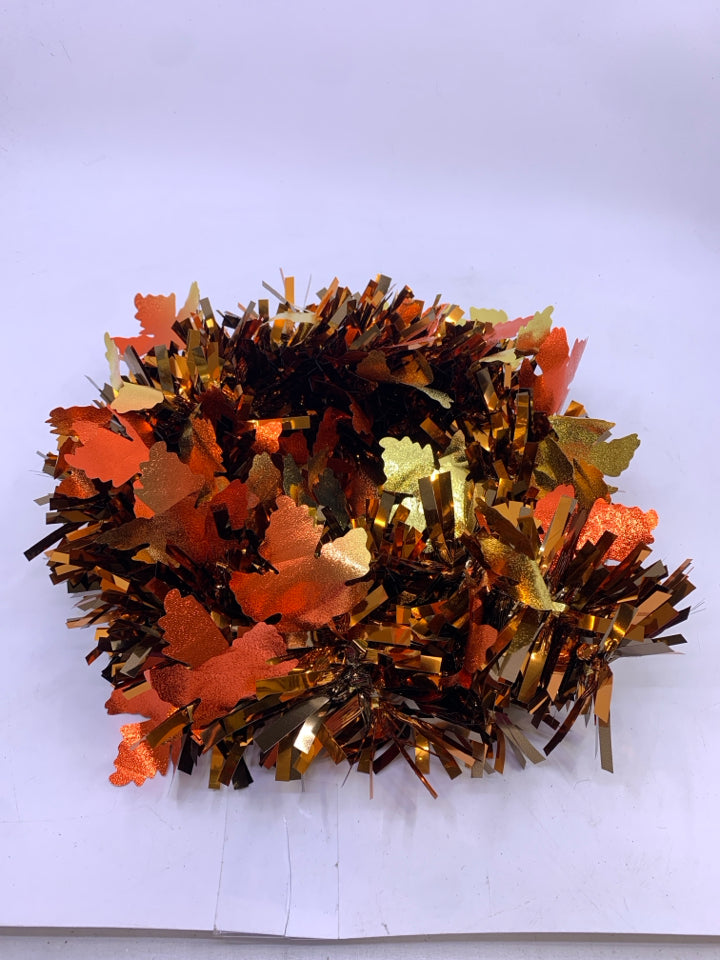 METALLIC FALL LEAVES WREATH.