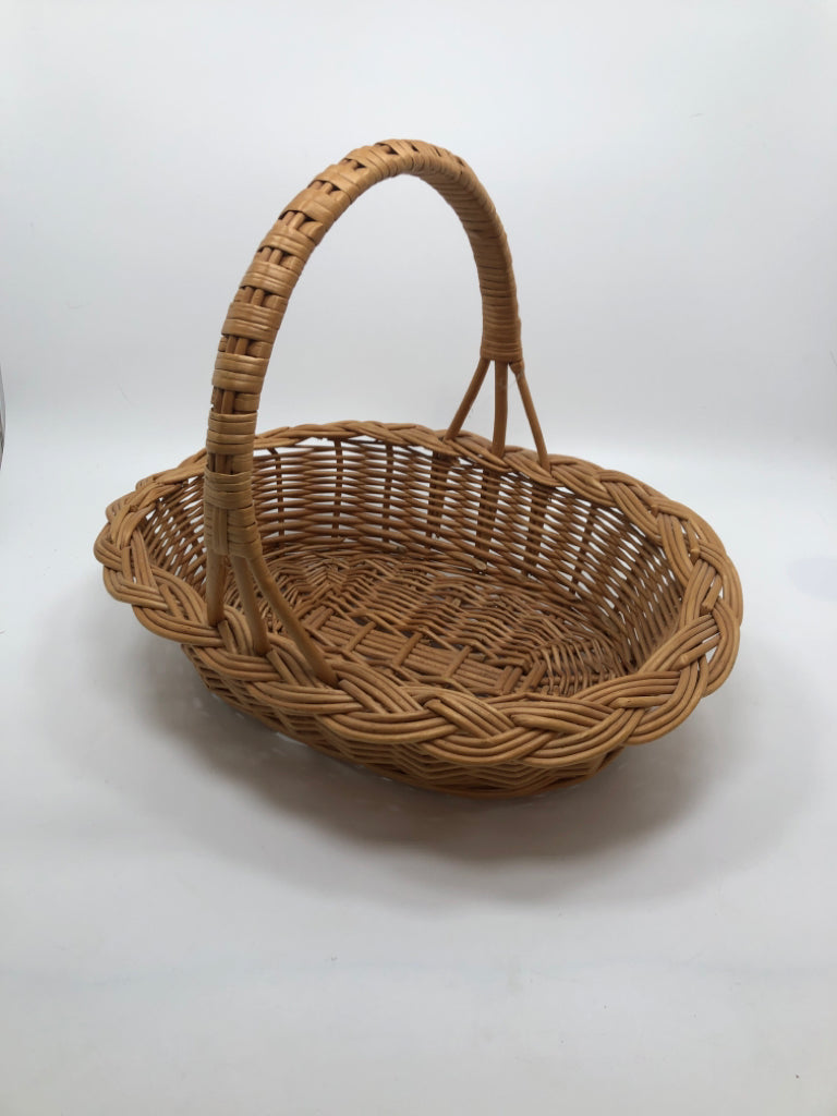 WICKER BASKET W/BRAIDED RIM.