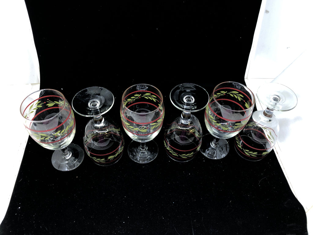 6 PAINTED HOLLY WINE GLASSES.