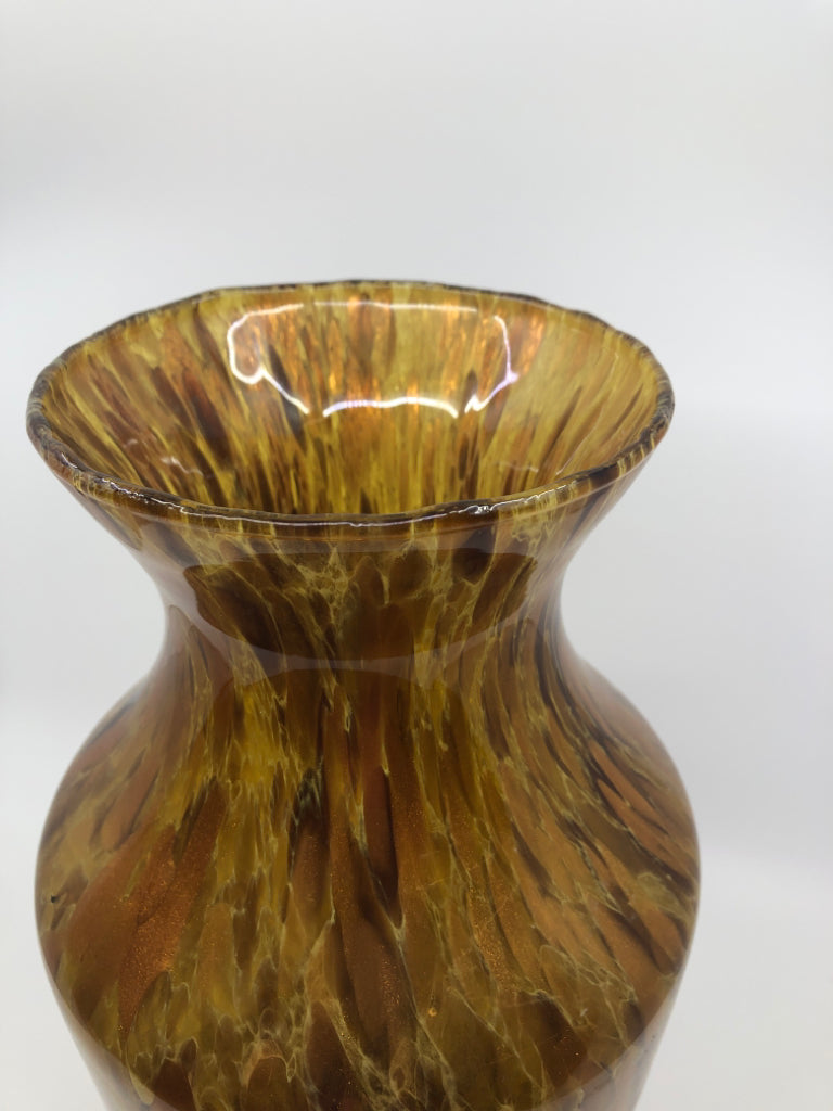 BROWN AND GOLD GLASS FLARED TOP VASE.