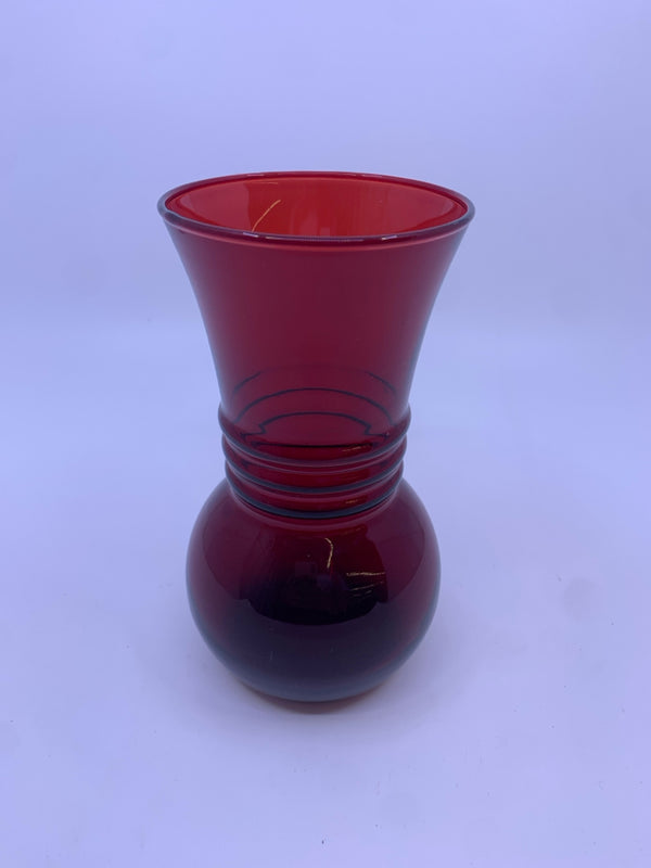 SMALL RED GLASS VASE W/ WIDE BOTTOM AND FLARED TOP.