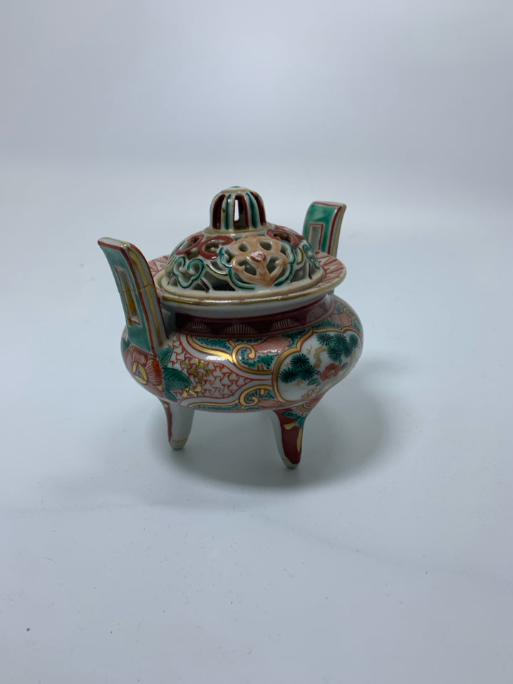 SMALL FOOTED HEAVILY DETAILED GREEN/RED ASIAN STYLE W/ PIERCED LID.