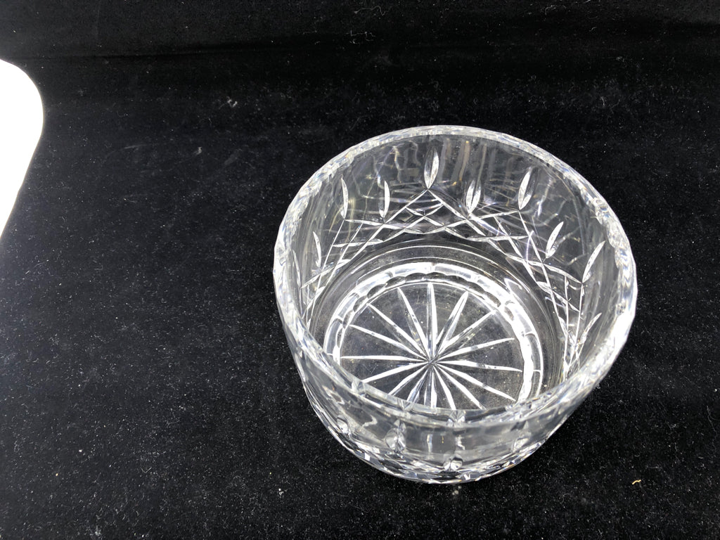 HEAVY CRYSTAL STRAIGHT SIDE BOWL.