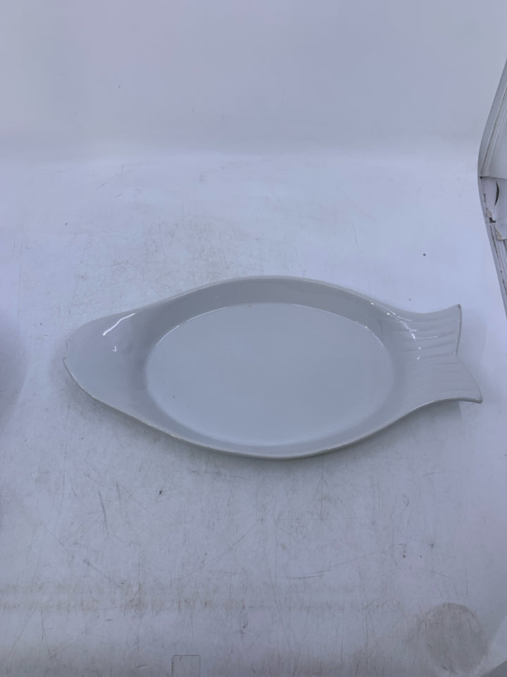 WHITE FISH SHAPED SHALLOW BAKING DISH.