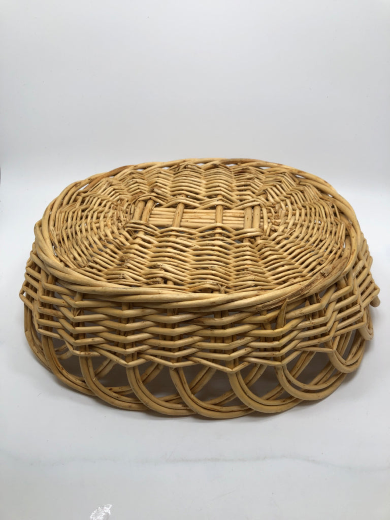 OVAL WICKER BASKET W/WOVEN LOOP RIM.