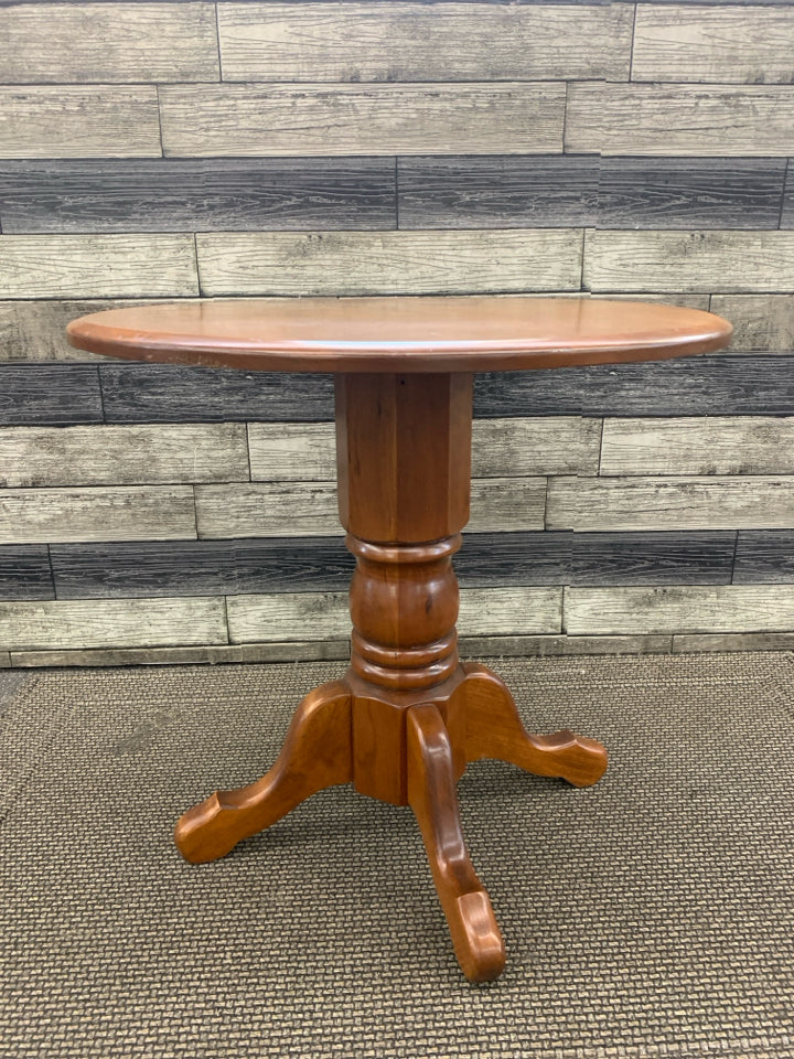 SOLID WOOD CIRCLE PEDESTAL SIDE TABLE.