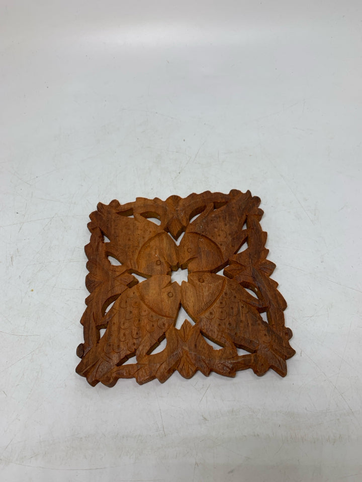WOOD FISHES CARVED TRIVET.