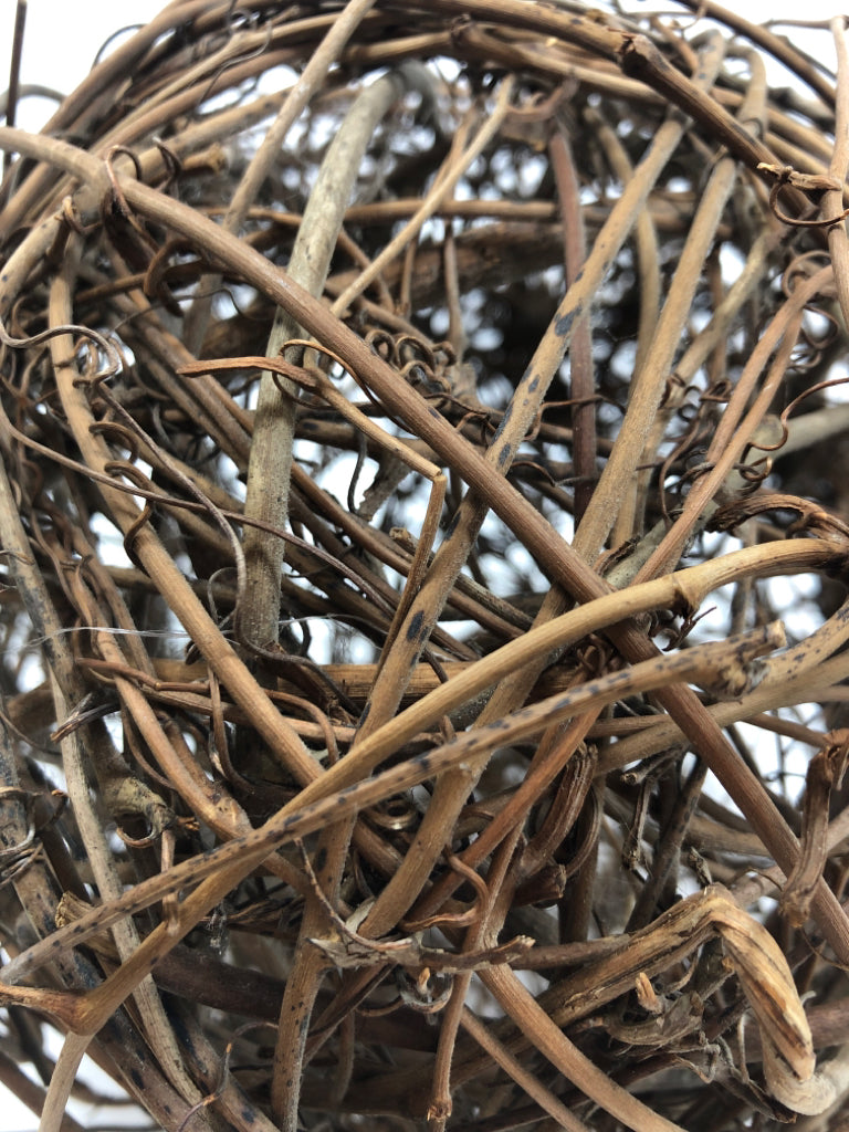 ROUND TWIG BALL DECOR.