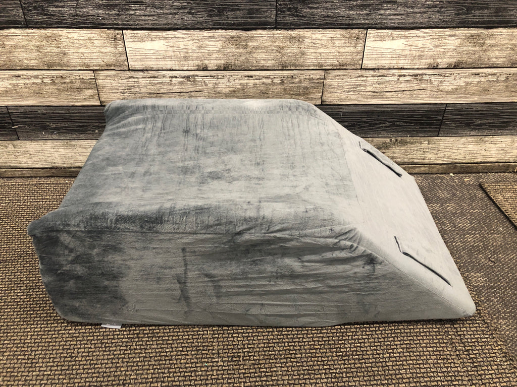 SOFT KNEE CUSHION W/WASHABLE GRAY COVER.
