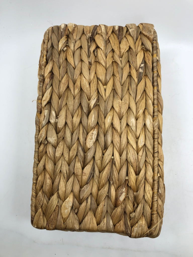 SM WOVEN WICKER BASKET.