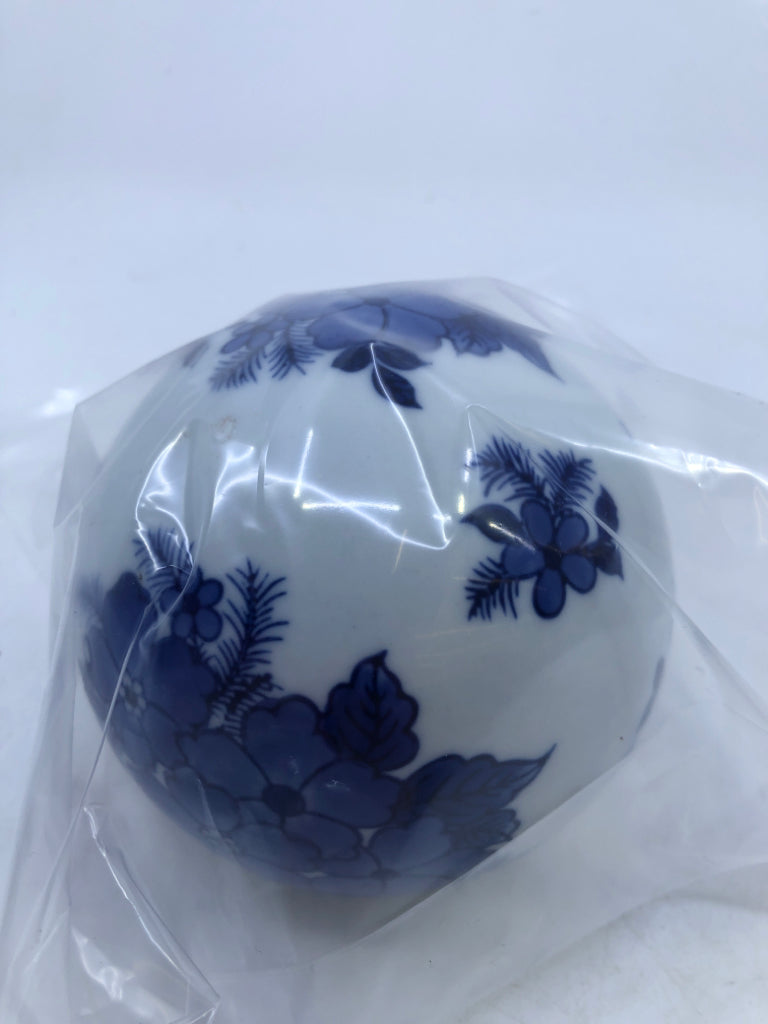 1 BLUE/WHITE FLORAL CENTERPIECE FILLER BALLS.