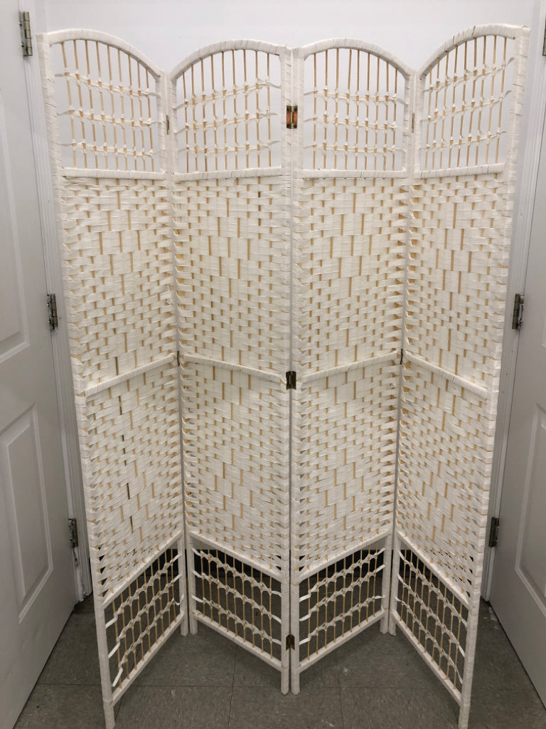 4 SECTION WICKER ROOM DIVIDER.