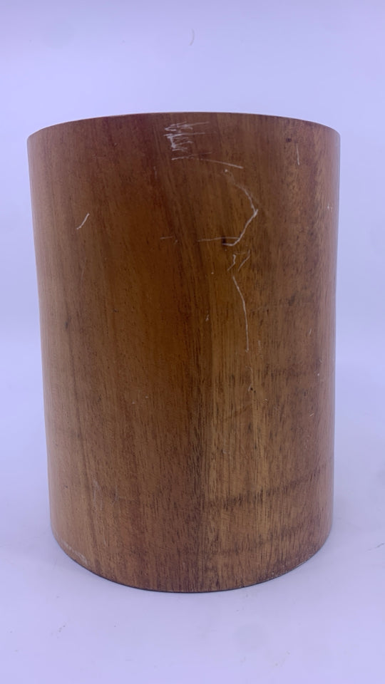 WOOD UTENSIL HOLDER.