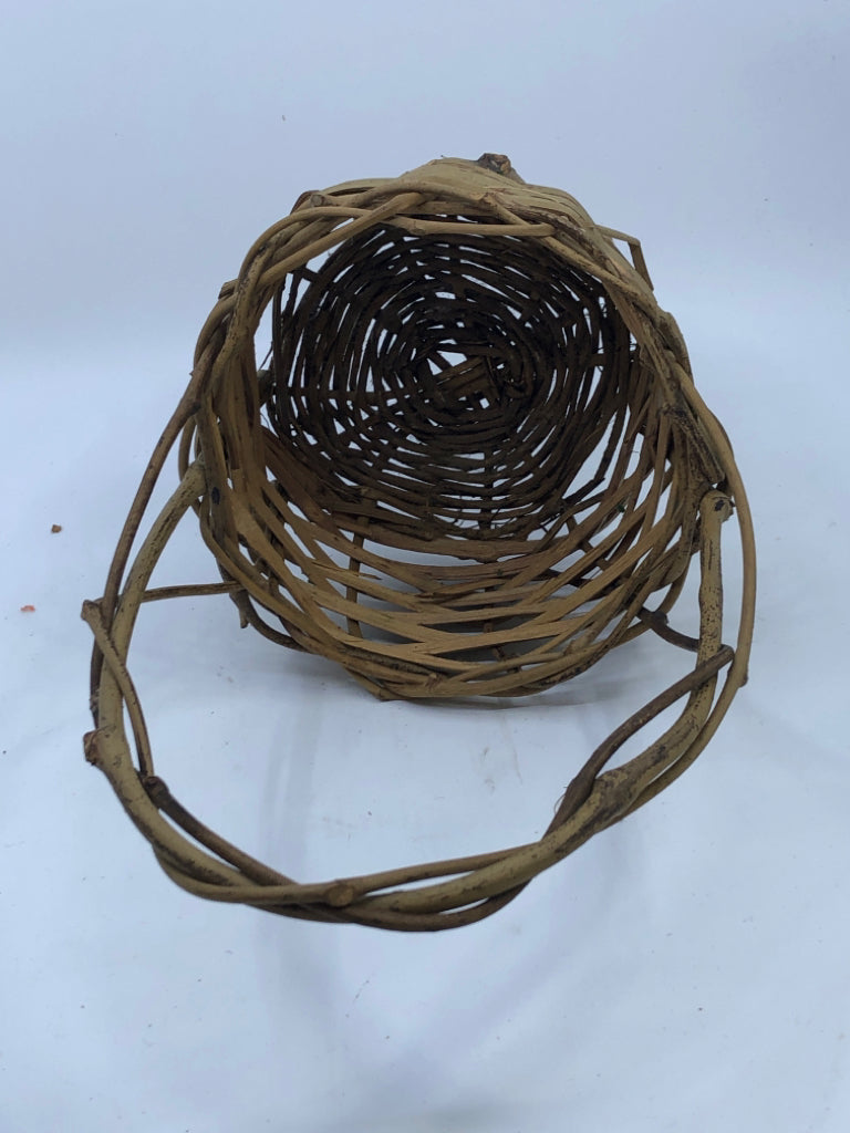 SMALL WOVEN TWIG BASKET.