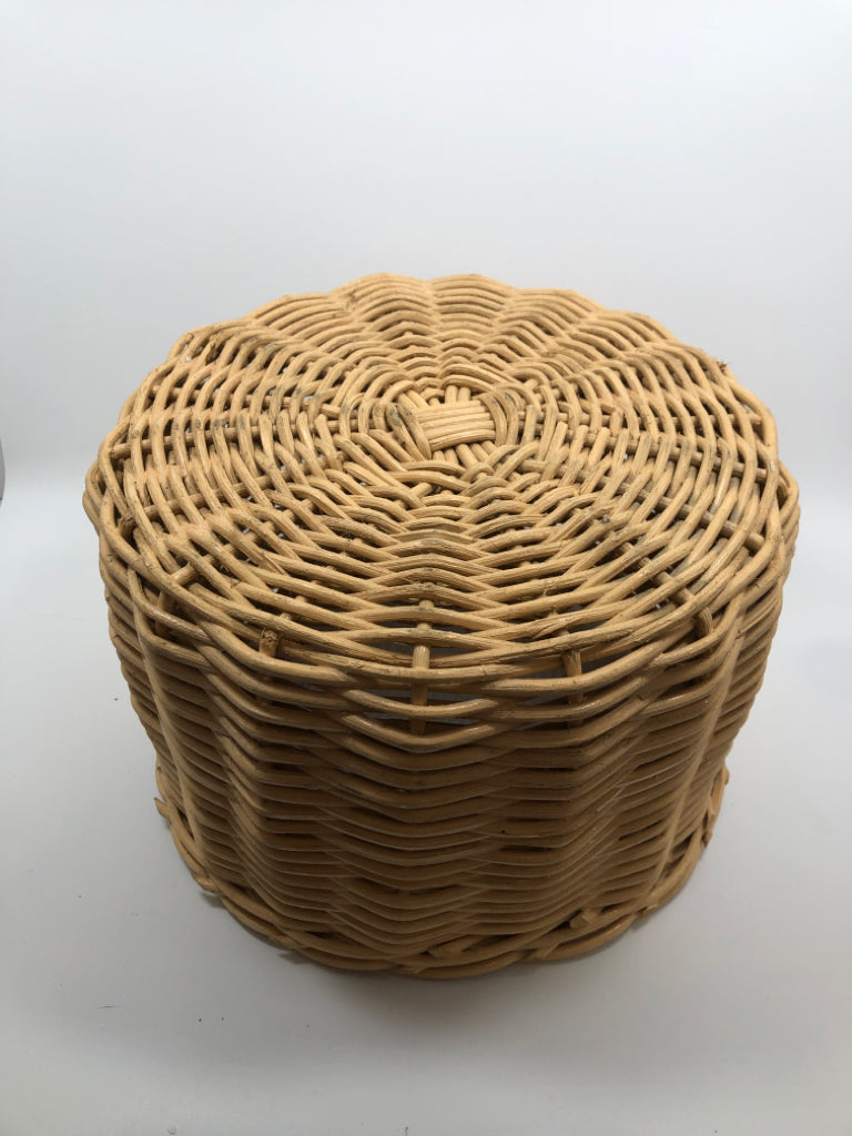 ROUND BEIGE WOVEN WICKER BASKET.