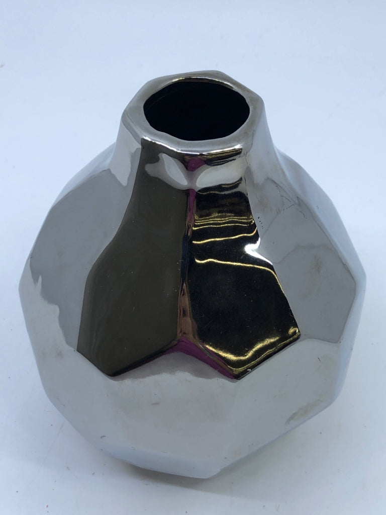 METAL GEOMETRIC BUD VASE.