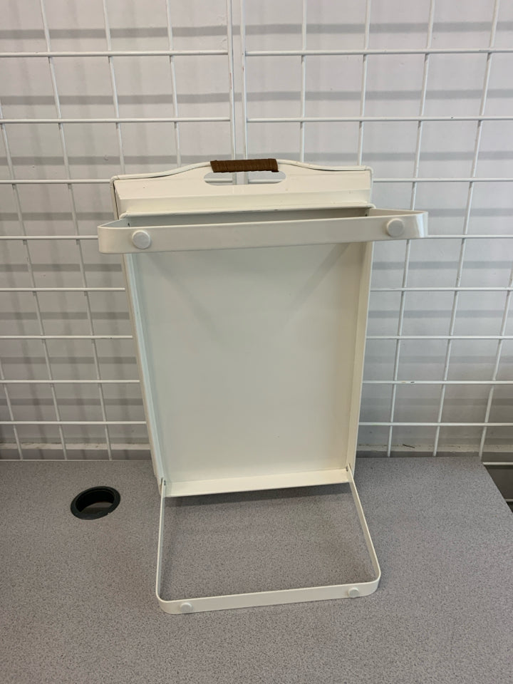 COLLAPSIBLE WHITE TRAY W/WOOD HANDLES.