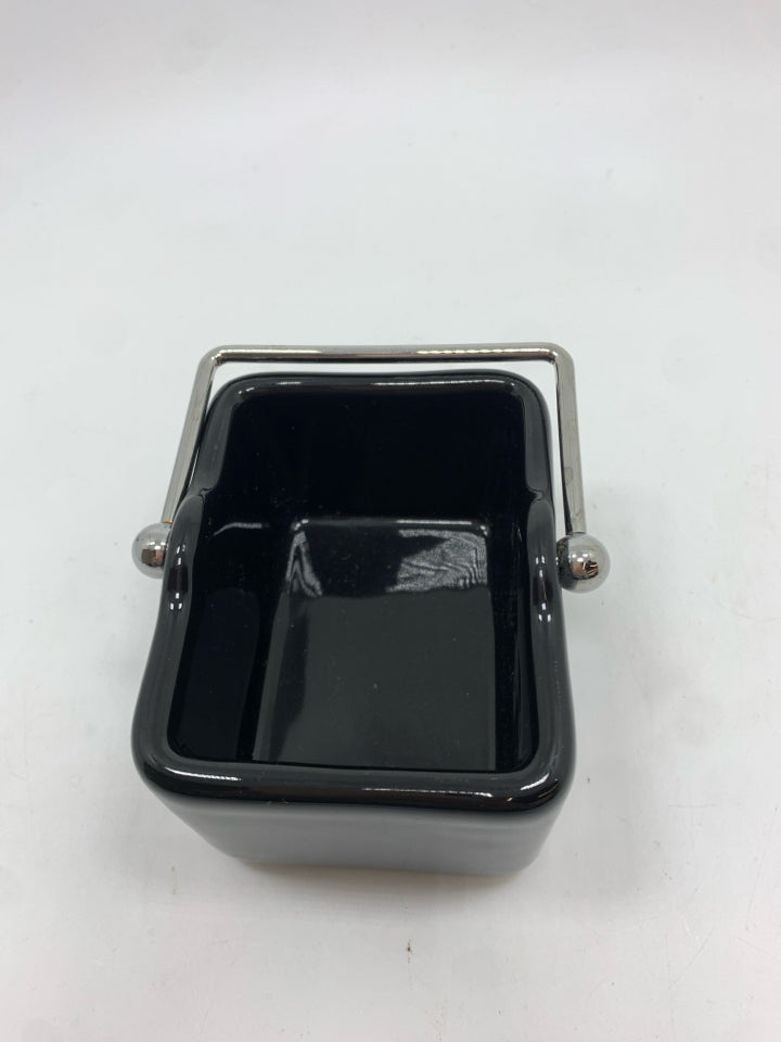 BLACK CERAMIC BASKET W/METAL HANDLE.