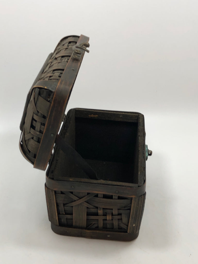 WOVEN BOX W/FLIP LID AND LATCH.