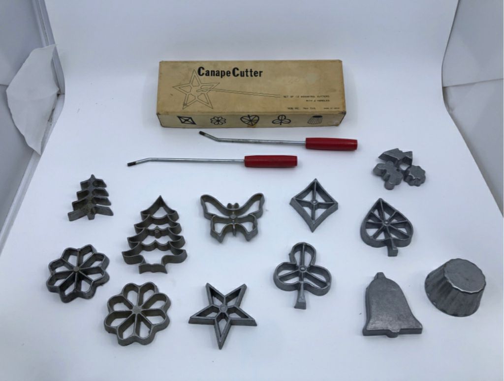 VTG CANAPE CUTTER- ROSETTE 12 ASSORTED CUTTERS+2 HANDLES.