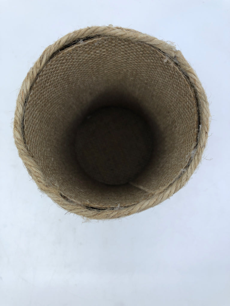 PRIMITIVE HEART PENCIL CUP.