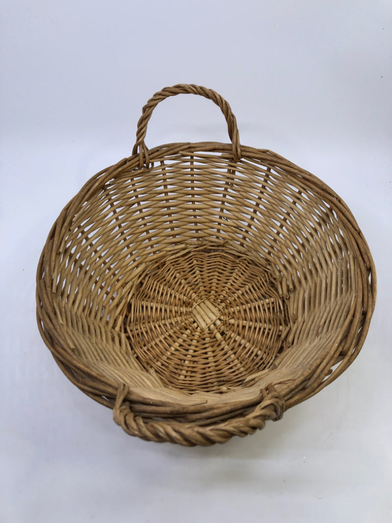 SMALL ROUND BASKET W/HANDLES.