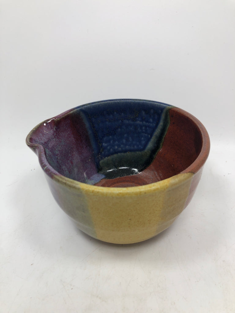MULTI-COLORED SERVING STONEWARE BOWL WITH SPOUT.