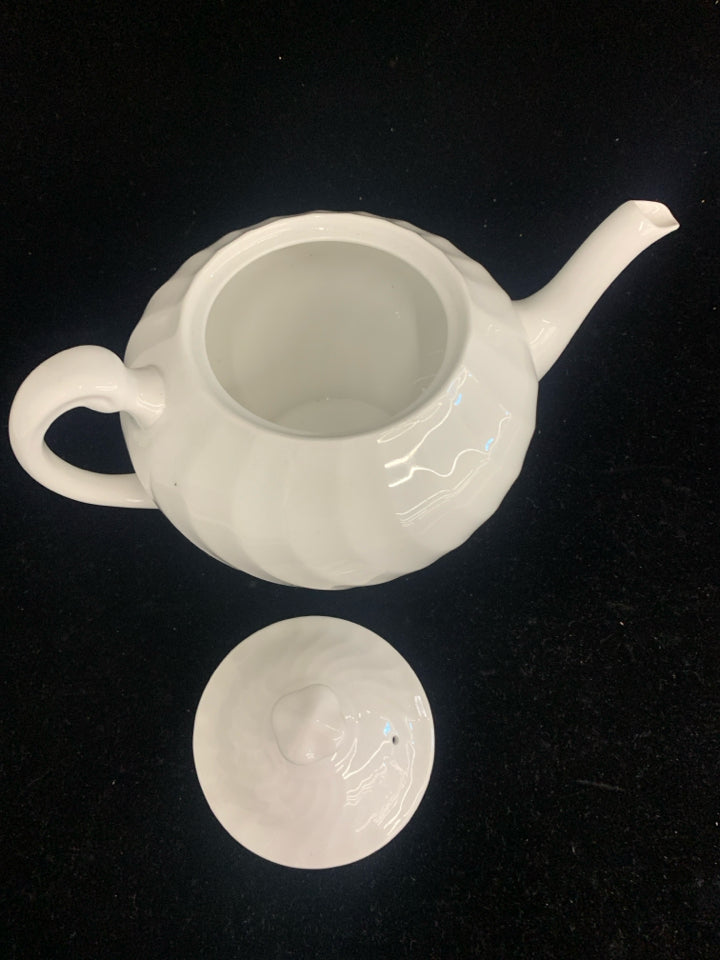WHITE SLIGHT RIBBED SHORT TEAPOT.