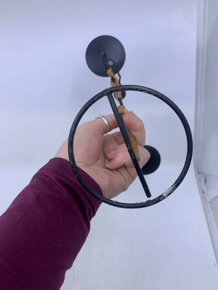 BLACK METAL 2 PEOPLE LOOKING AT EACHOTHER TEALIGHT CANDLE HOLDER FOLK ART.