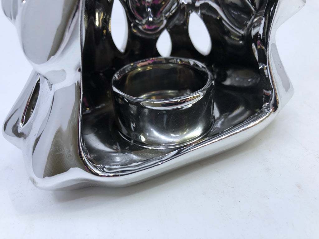 SILVER PIERCED TEALIGHT TREE.