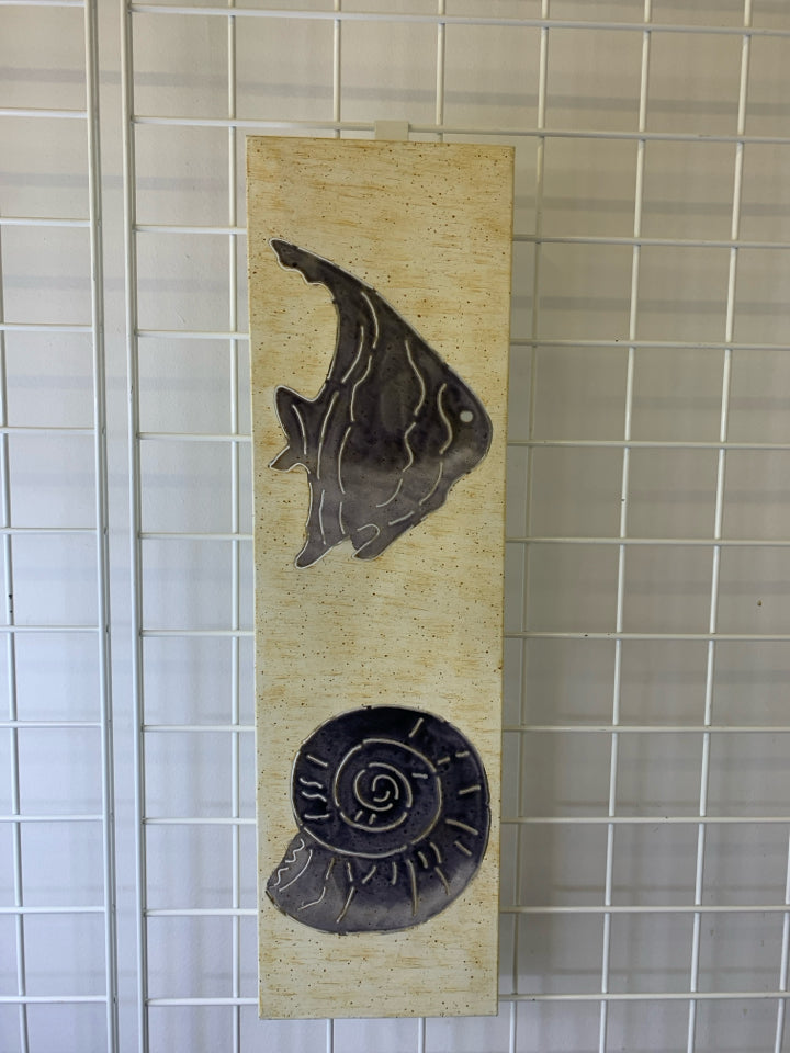 METAL CUT OUT FISH W SEASHELL WALL ART.