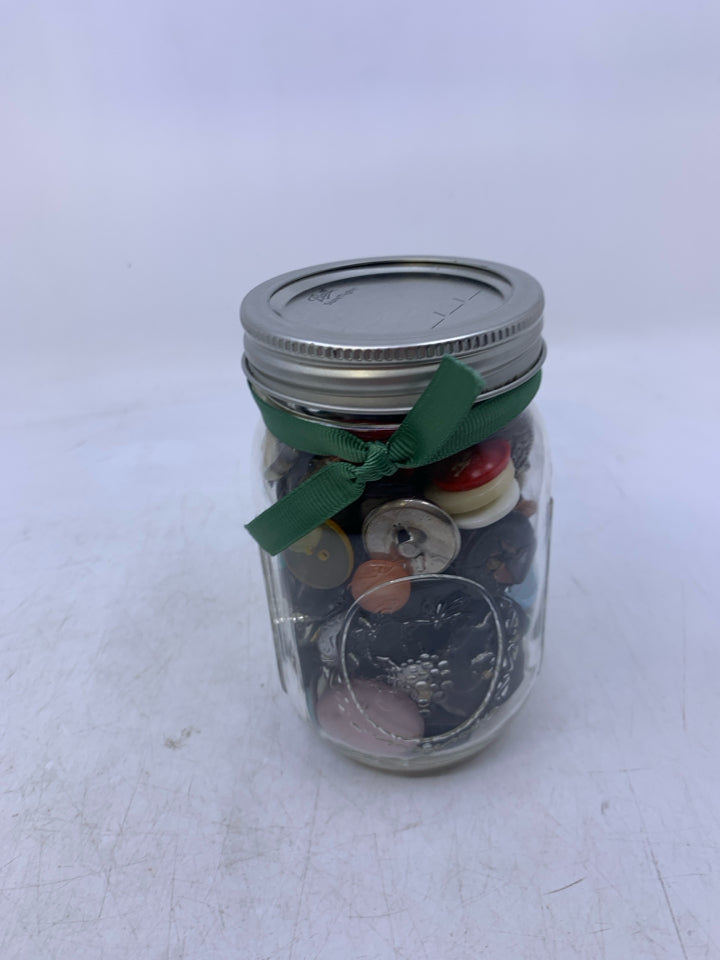 MASON JAR W/ ASSORTED BUTTONS.