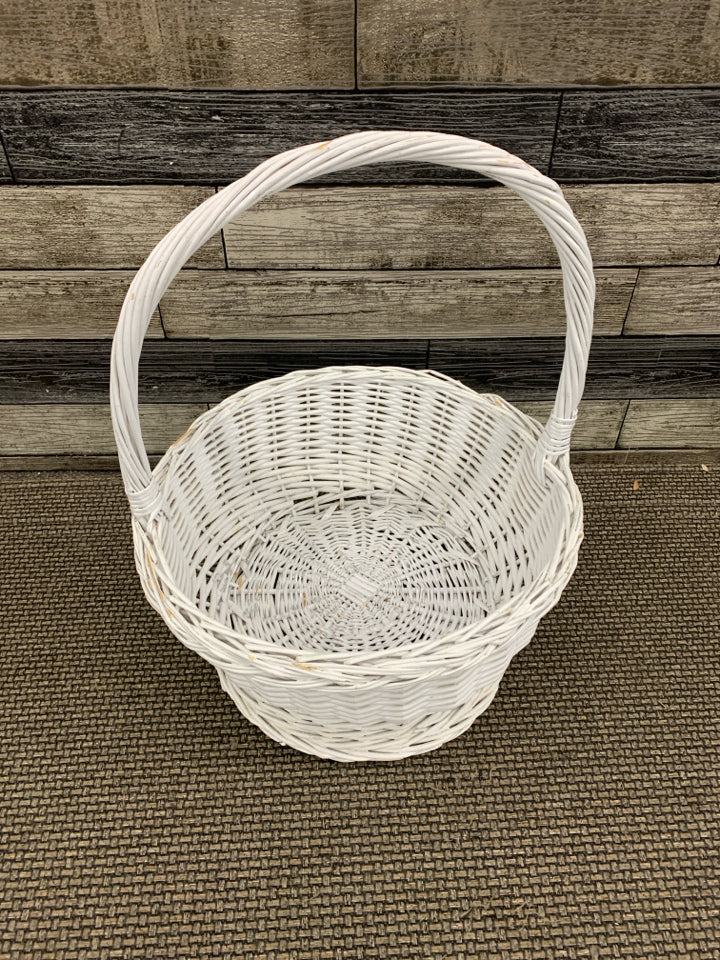 WHITE WICKER FOOTED BASKET W/HANDLE.