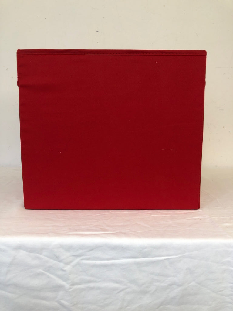 RED FOLDABLE STORAGE CUBE.