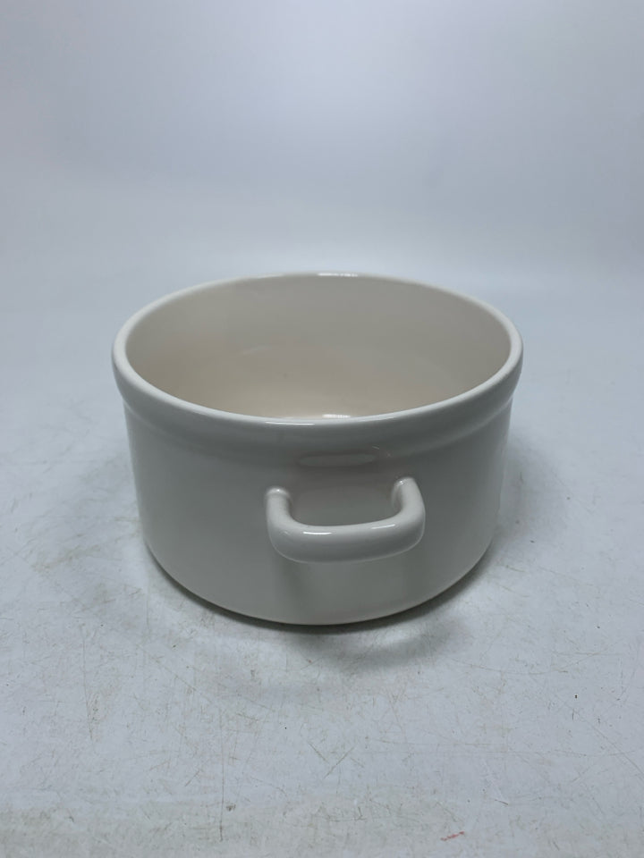 CIRCLE RAE DUNN WHITE MERRY CHRISTMAS BAKING DISH W/ HANDLES.
