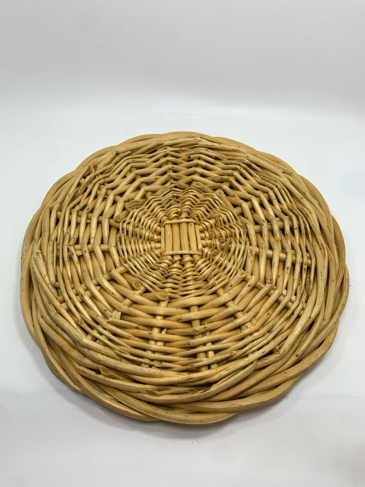 SHALLOW WICKER BASKET TRAY.