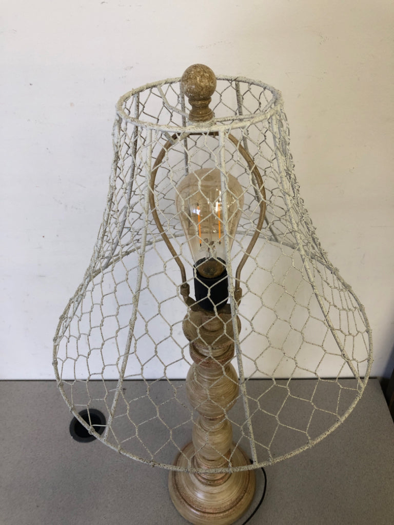TAN DISTRESSED BASE TOUCH LAMP W/WHITE WIRE FRAME.