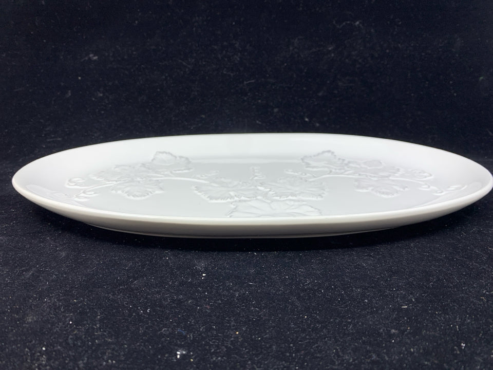 OVAL EMBOSSED WHITE LEAF TRAY.