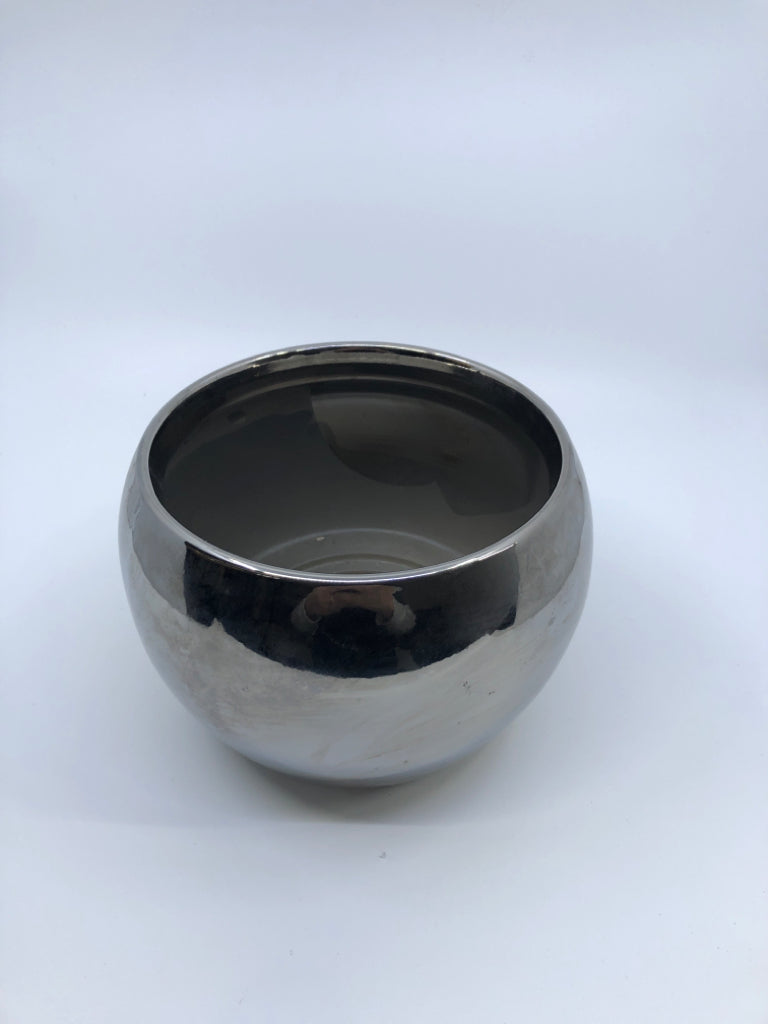 ROUND METALLIC PLANTER.