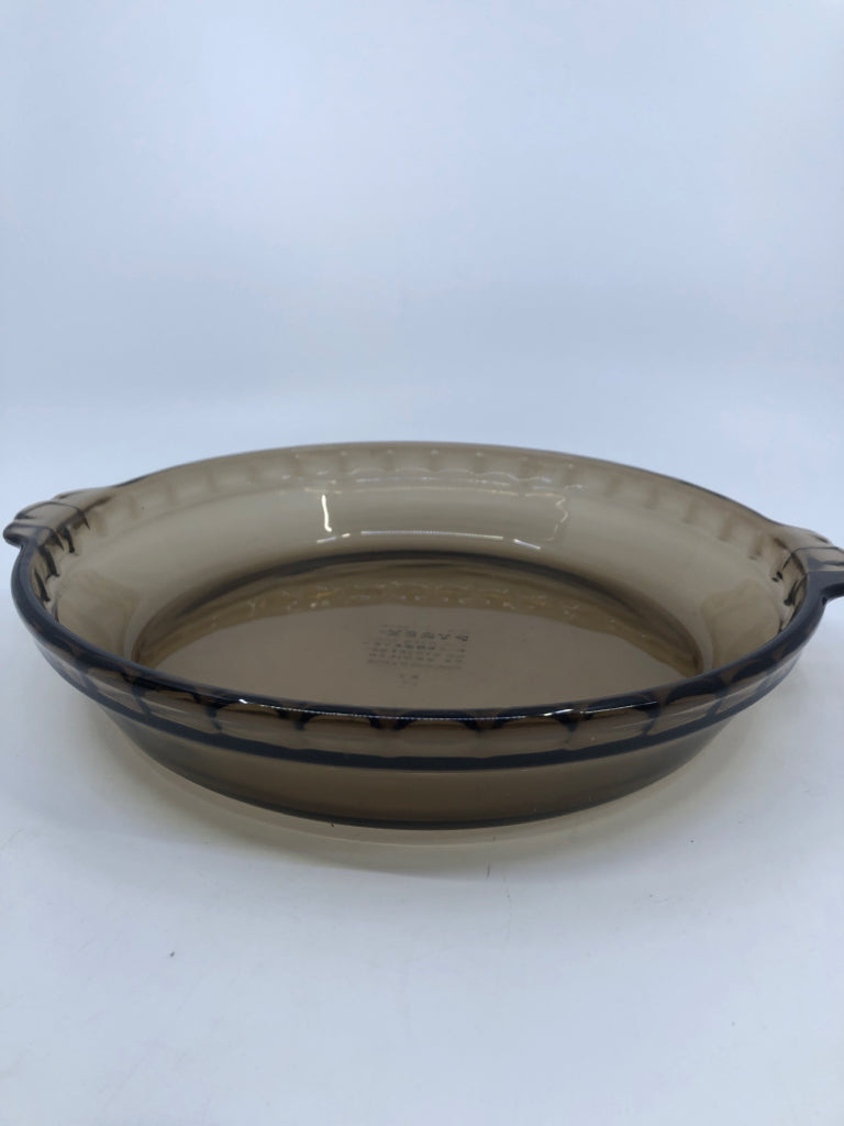 BROWN PYREX PIE DISH W HANDLES.