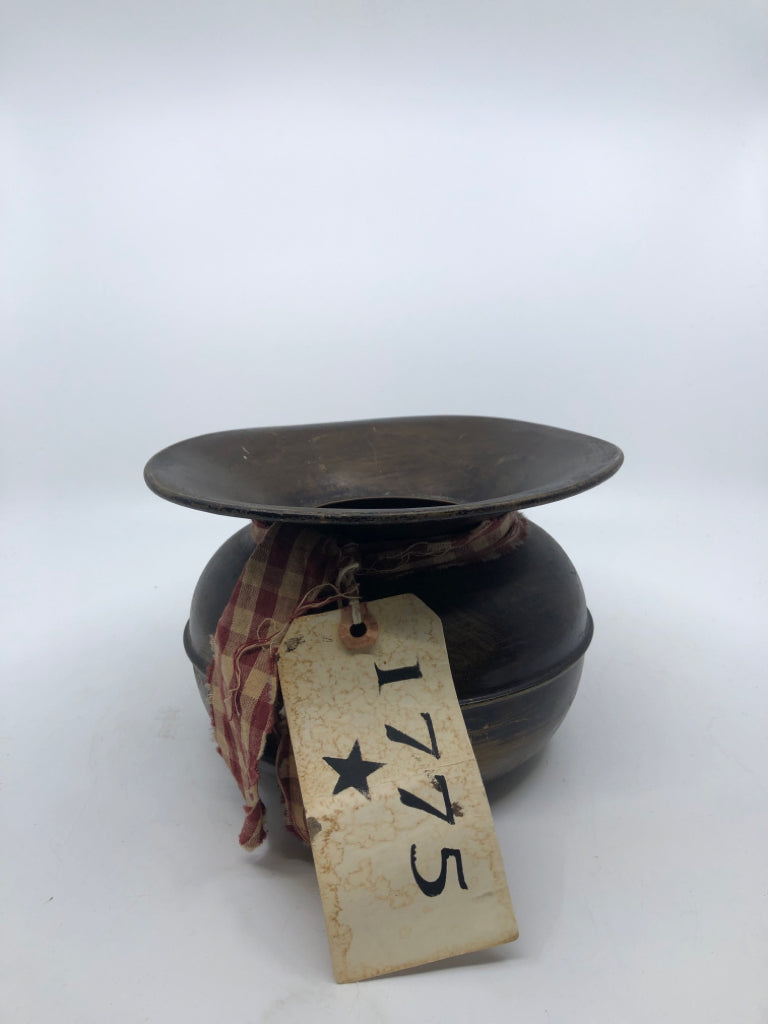 PRIMITIVE 1775 TAG VASE/ DECOR.