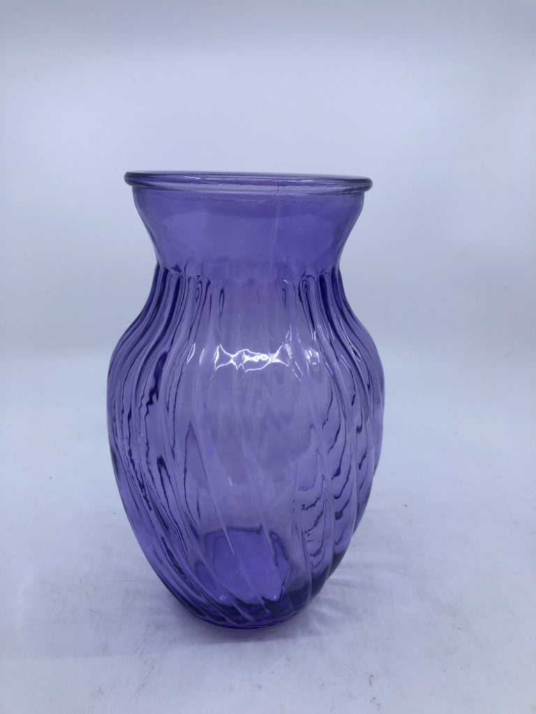 LIGHT PURPLE SWIRL VASE.