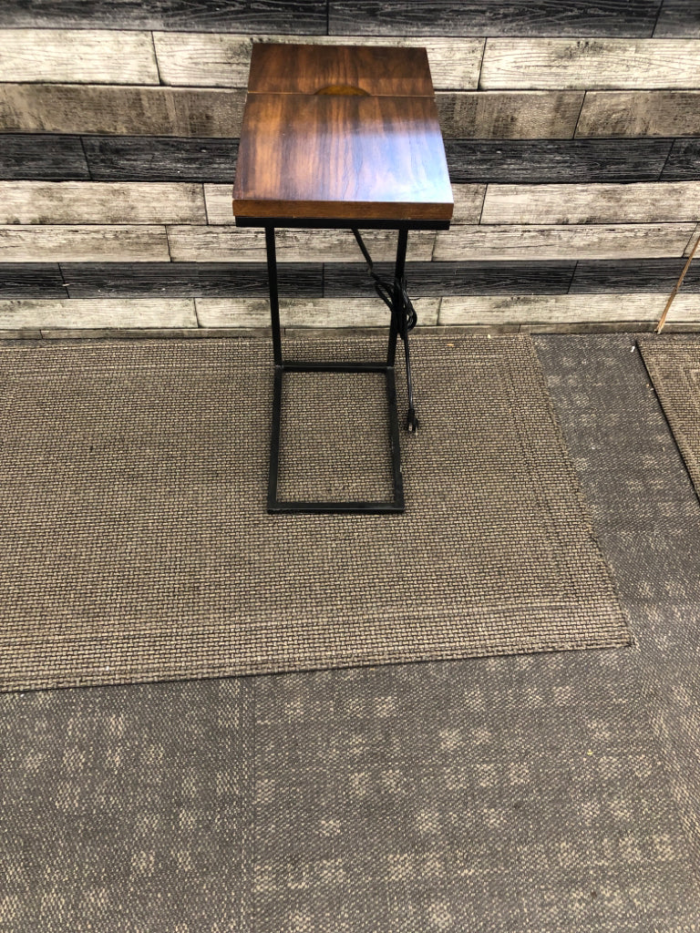 WOOD TOP SIDE TABLE W/BLACK METAL FRAME AND POWER STRIP.