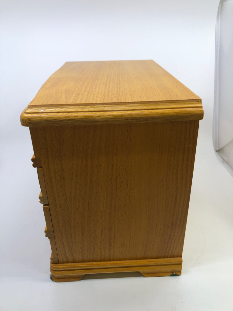 BLONDE WOOD 3 DRAWER JEWELRY BOX.
