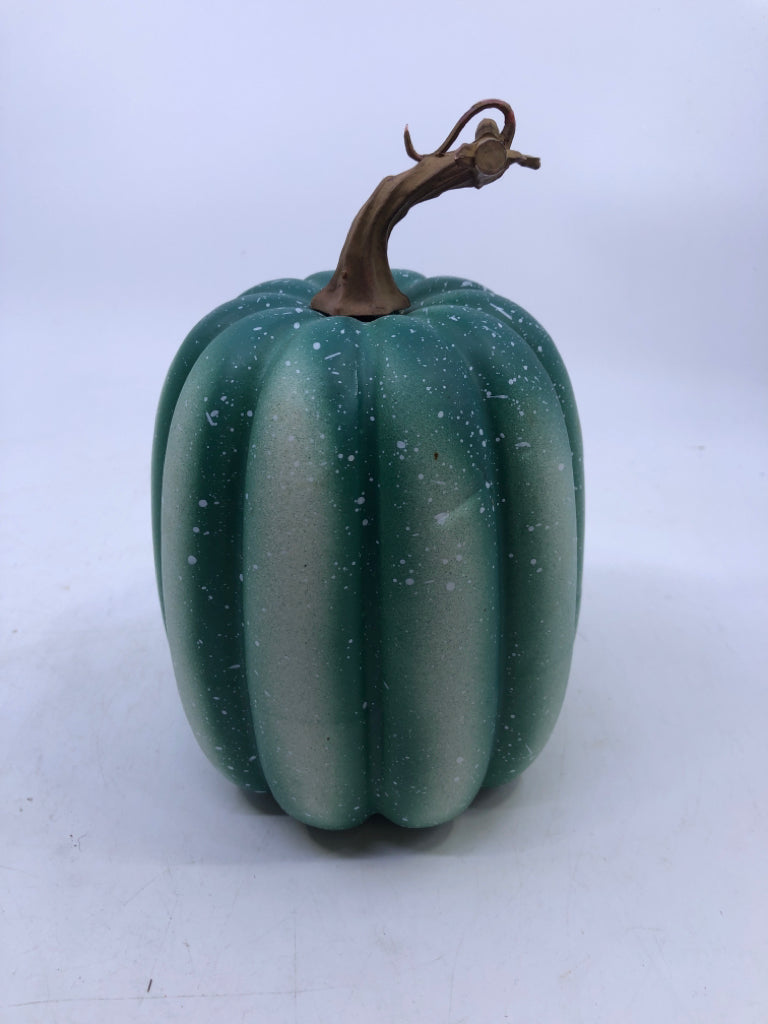 TEAL FOAM PUMPIN DECOR.